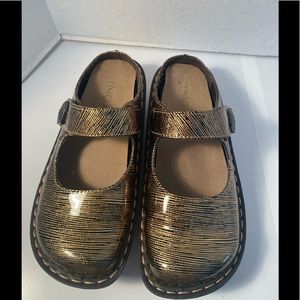 I.  Invariably Ladies shoes